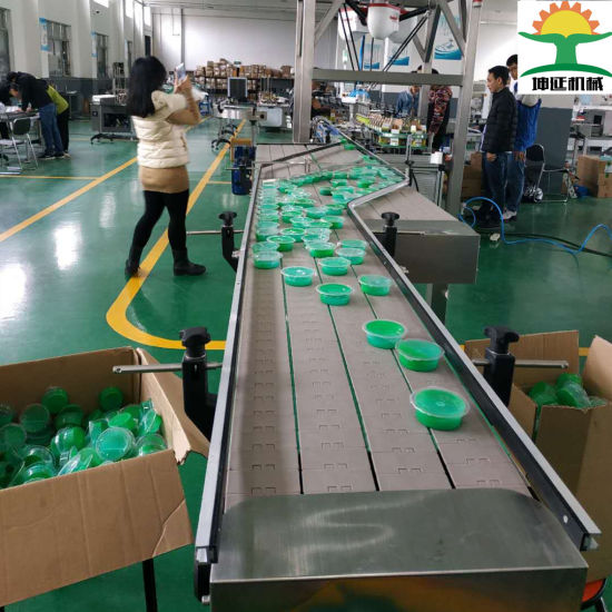 食品工厂在包装线上堆放果冻盒机器人码垛机